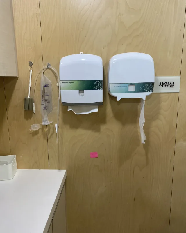 요양시설 ABS 화장실손잡이 설치 시공 전 모습