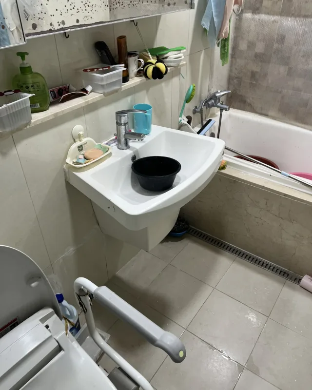 세면대 주변 안전손잡이 설치 시공 전 모습