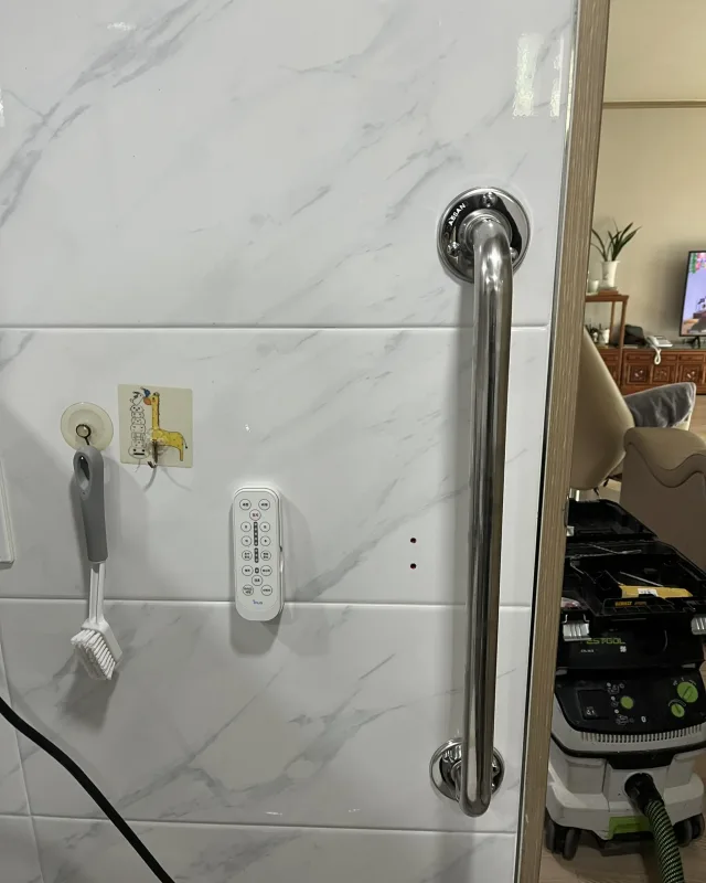 욕실 욕조 벽면 안전손잡이 설치 설치 부위 시공 사진