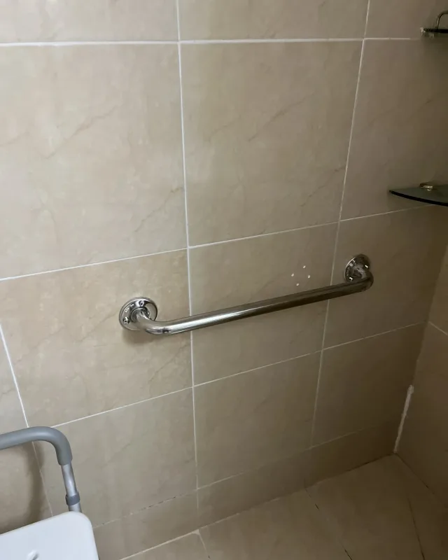 욕실 안전손잡이·샤워의자 배치 설치 부위 시공 사진