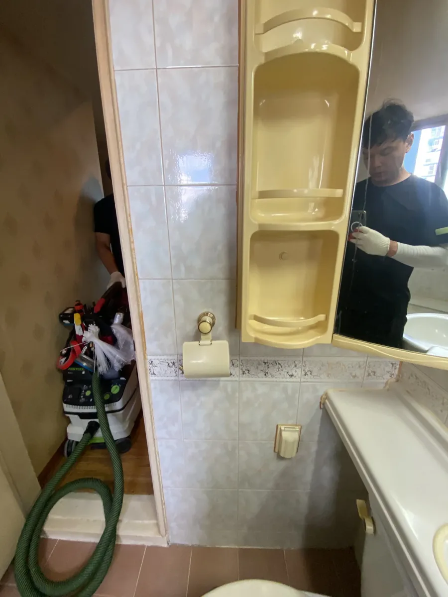 선반장 옆 시공 현장과 바닥의 먼지 흡입용 진공 장비 설치 과정